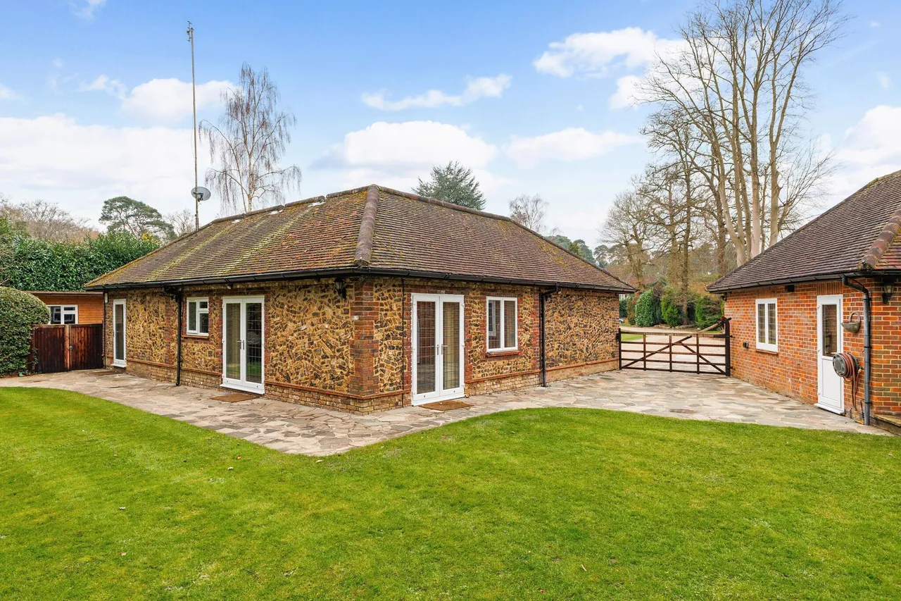 Grange Gardens, Farnham Common, SL2, photo 18