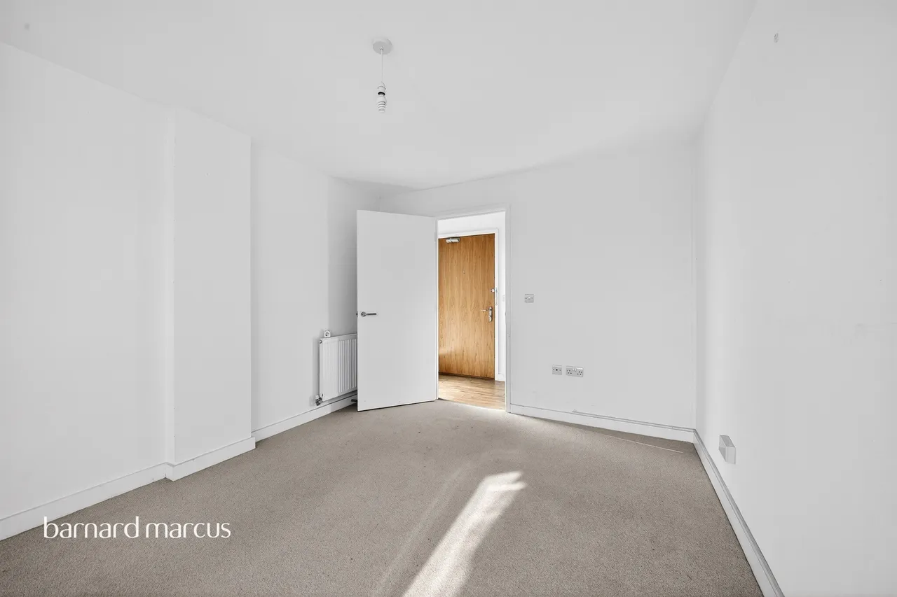 High Road, London, N20, photo 9
