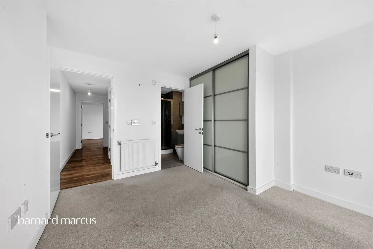 High Road, London, N20, photo 11