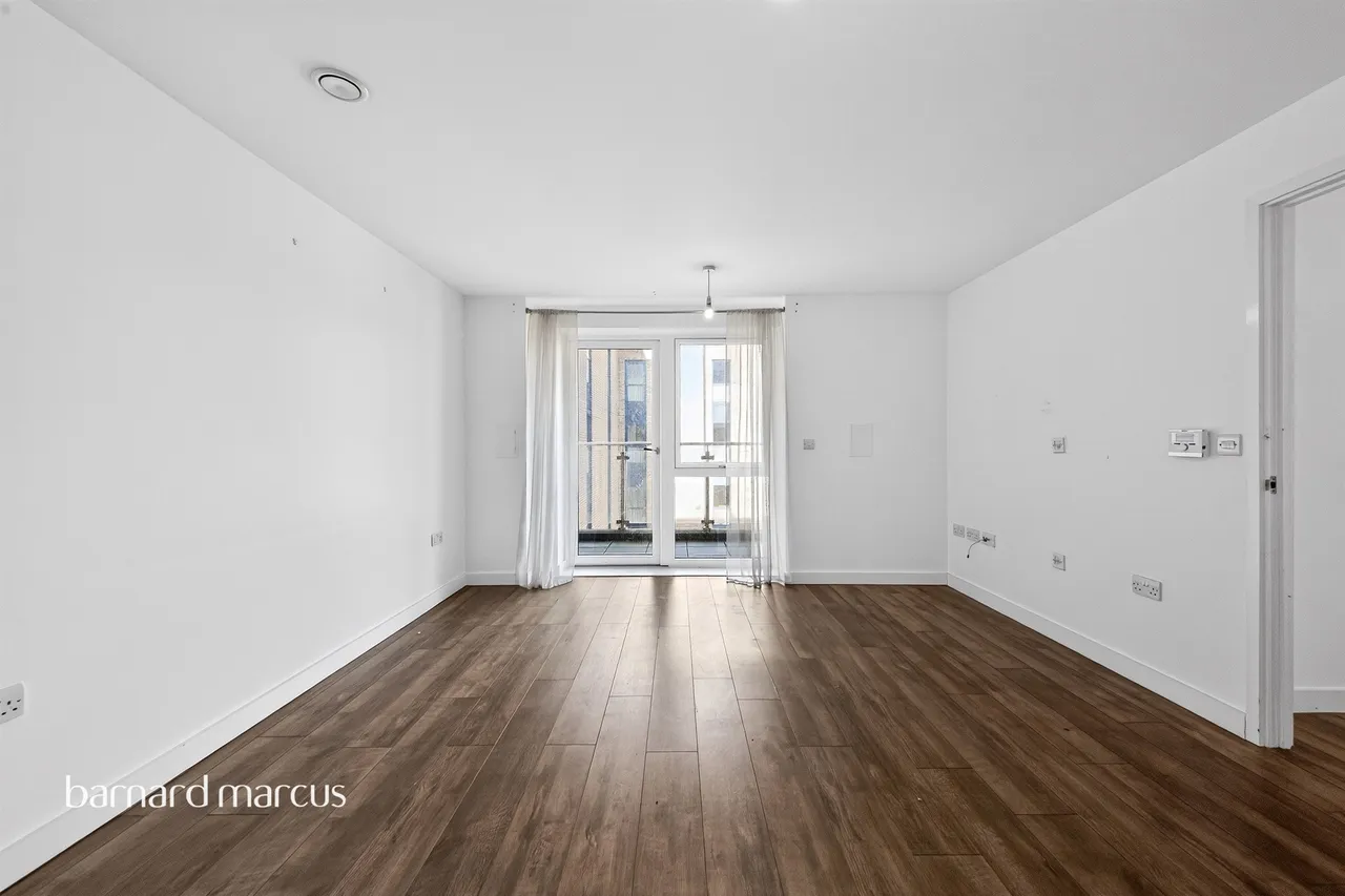 High Road, London, N20, photo 13