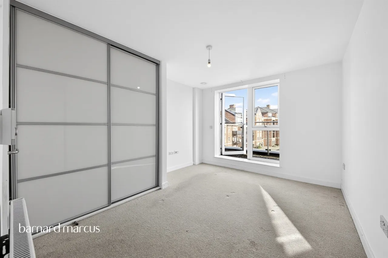 High Road, London, N20, photo 4