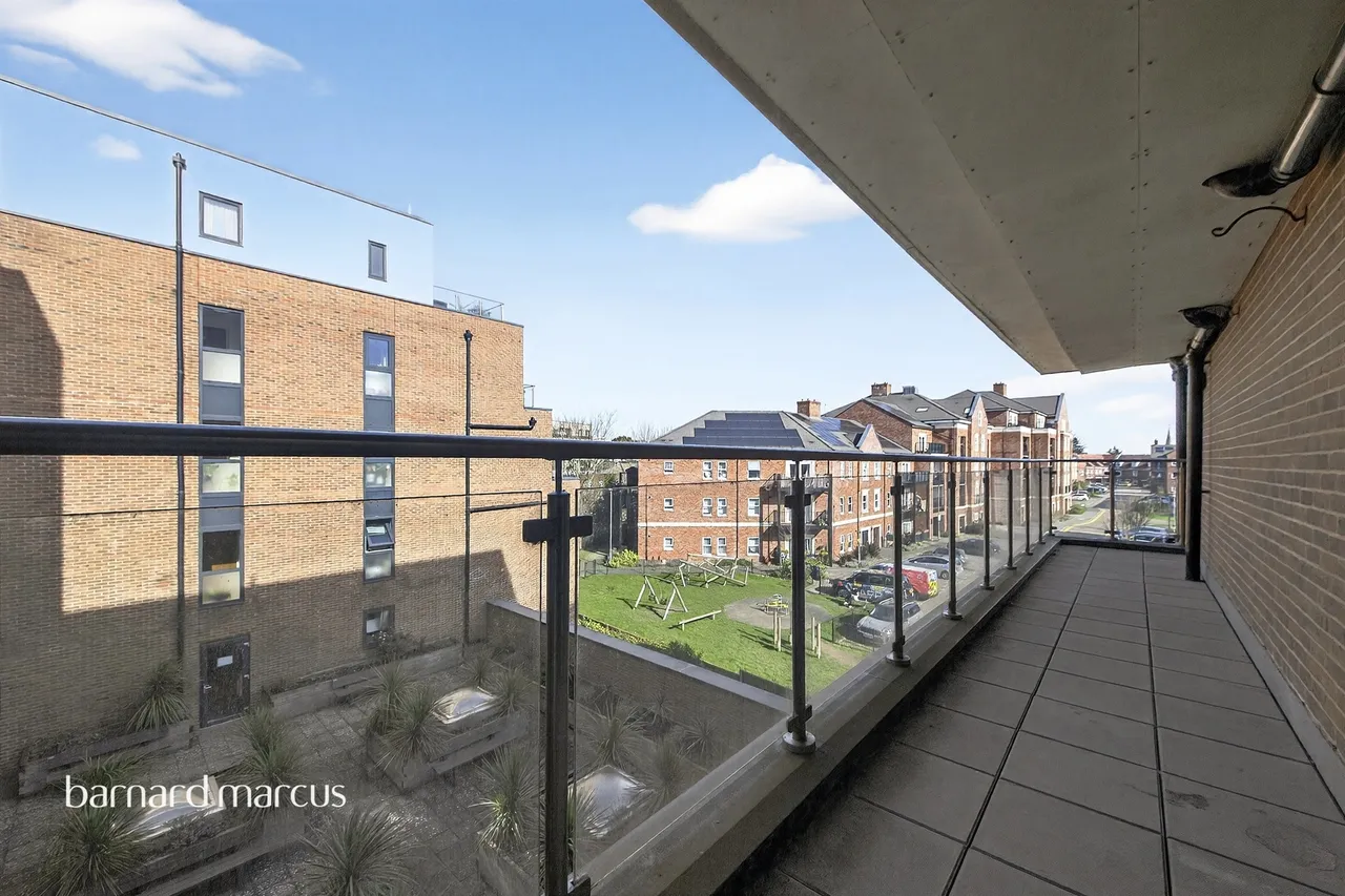 High Road, London, N20, photo 5