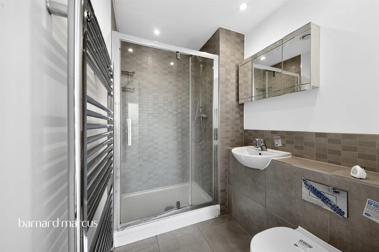 High Road, London, N20, photo 10