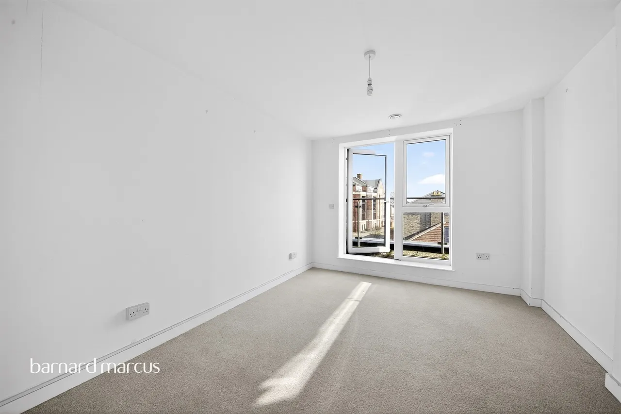 High Road, London, N20, photo 14
