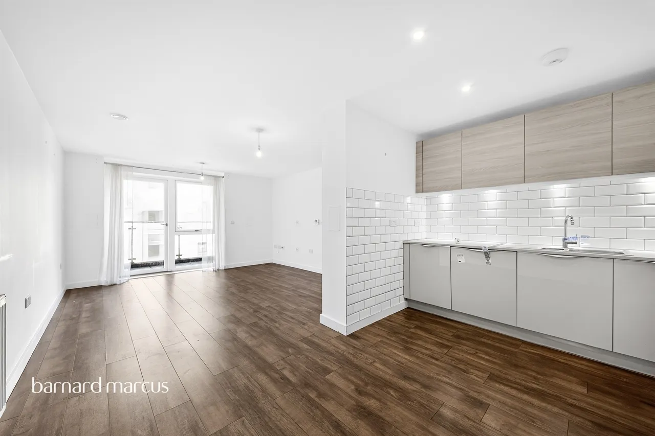 High Road, London, N20, photo 12