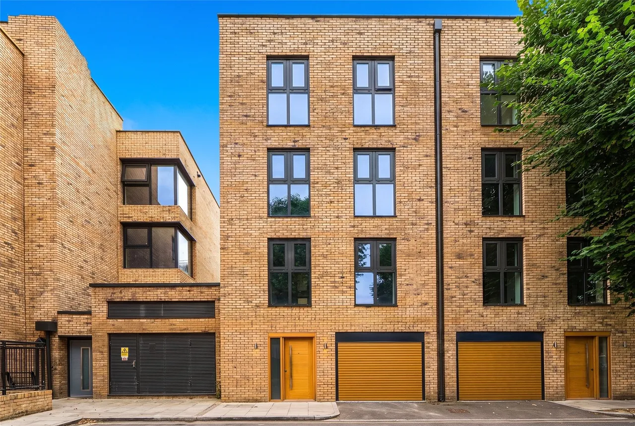 4 bed house for sale, Bamborough Gardens, London, W12