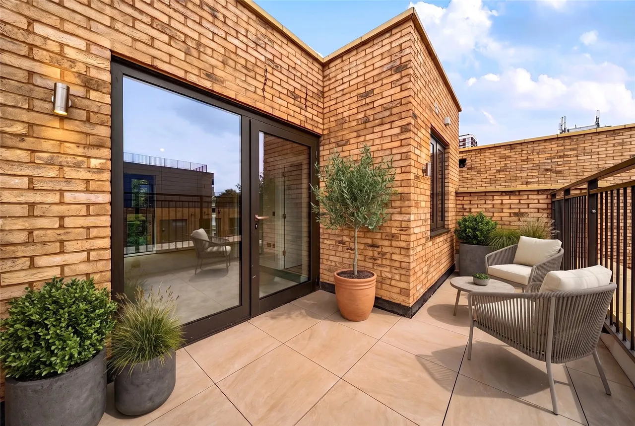 Bamborough Gardens, London, W12, photo 11