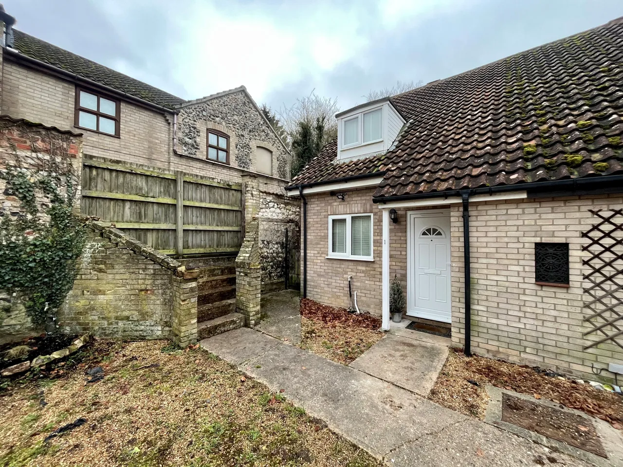 2 bed house to rent — High Street, BRANDON