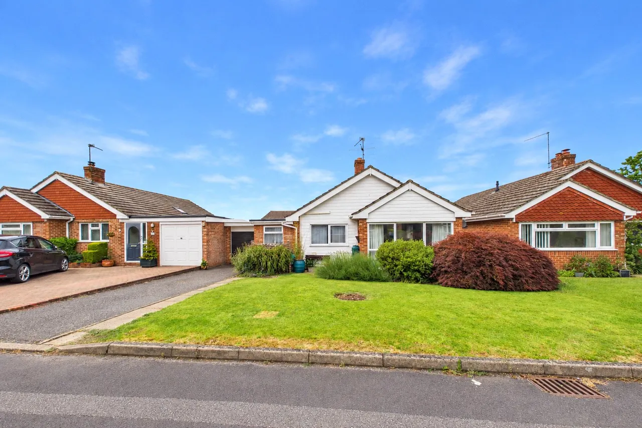 3 bed house for sale, Severn Gardens, Oakley, RG23