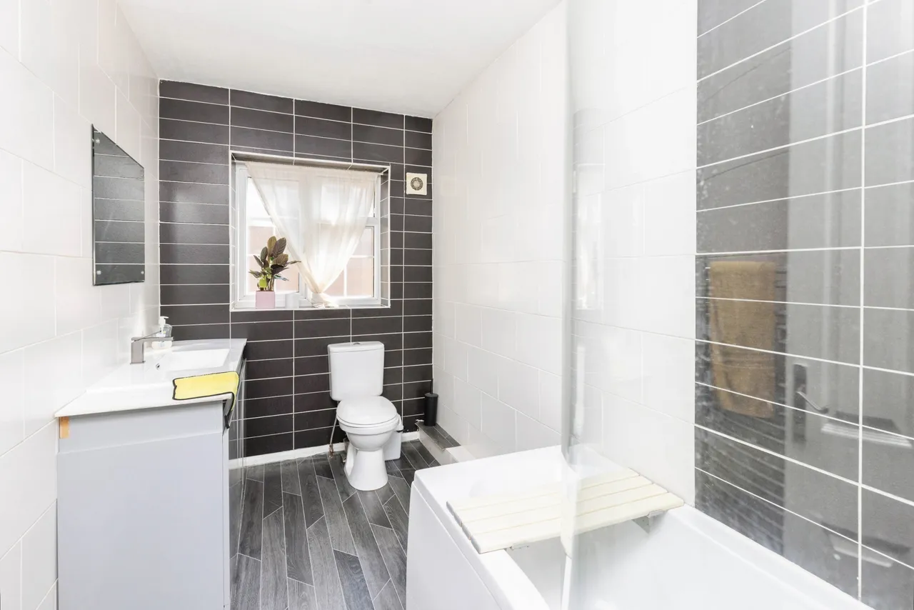 Carr Manor Avenue, Leeds, LS17, photo 32