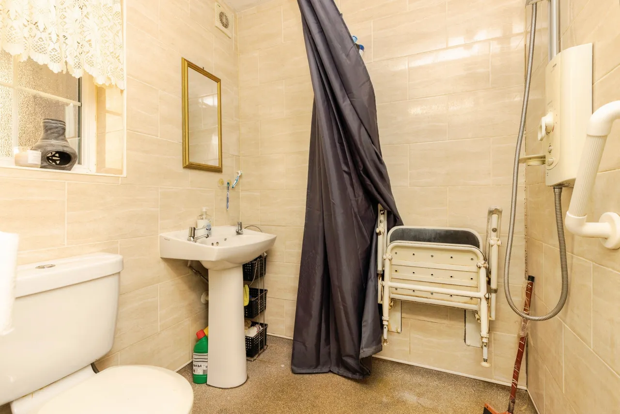 Carr Manor Avenue, Leeds, LS17, photo 19