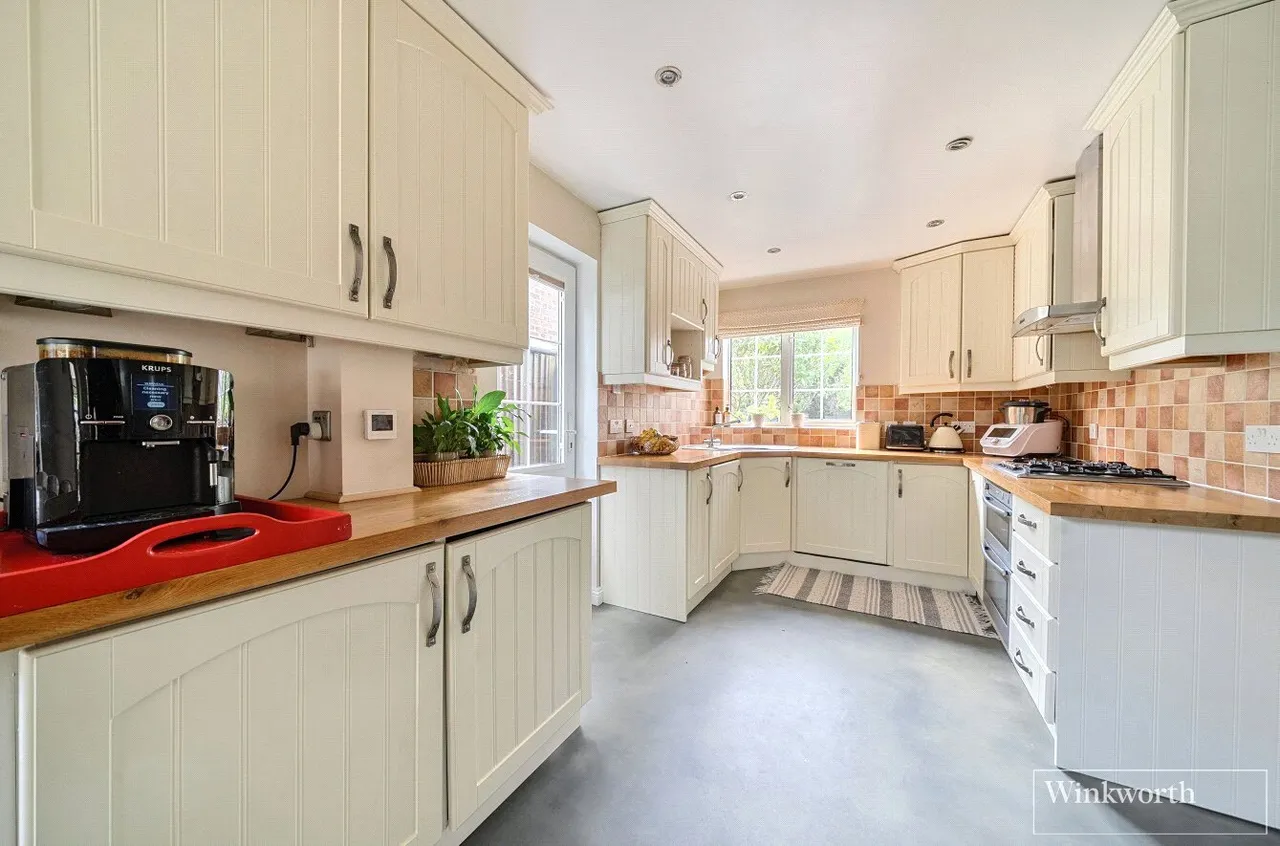 Elizabeth Avenue, Bagshot, Surrey, GU19, photo 3
