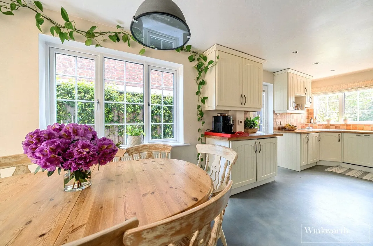 Elizabeth Avenue, Bagshot, Surrey, GU19, photo 4