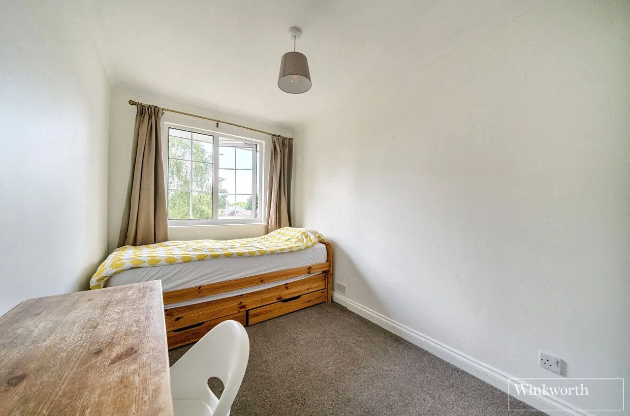 Elizabeth Avenue, Bagshot, Surrey, GU19, photo 11