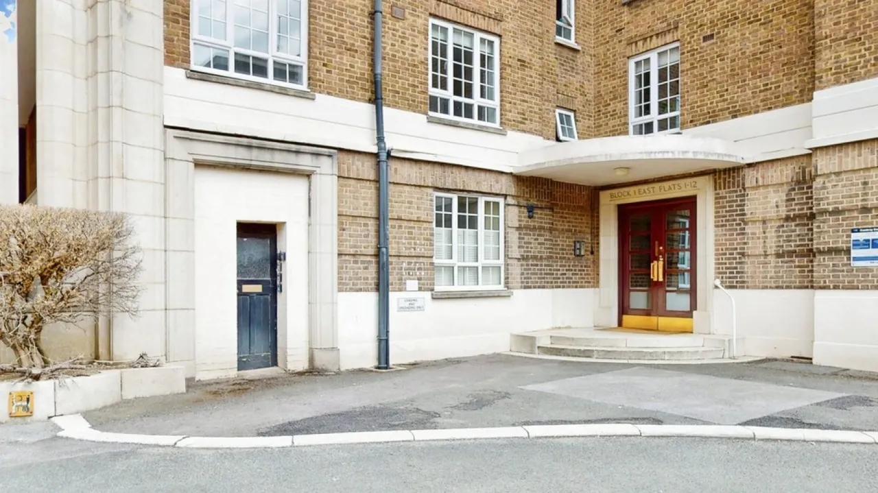 Cambray Court, photo 2