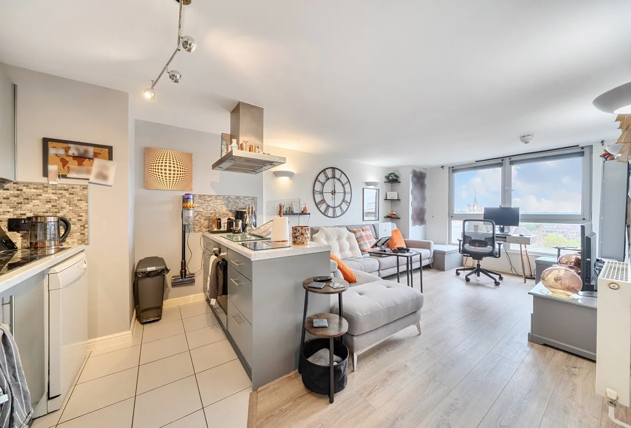 2 bed flat for sale — Throwley Way, Sutton, SM1 4FD