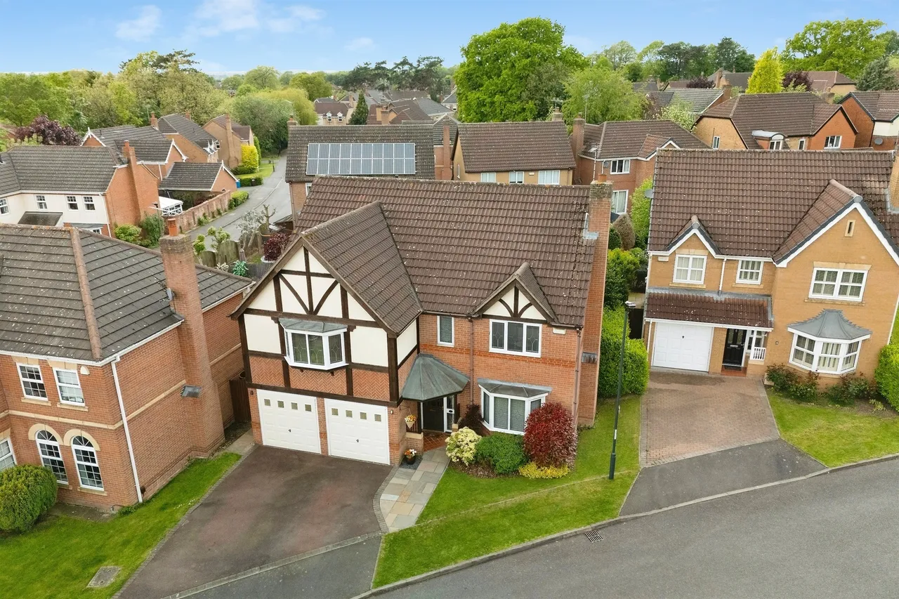 5 bed house for sale — Cloisters Court, Oakwood, DERBY