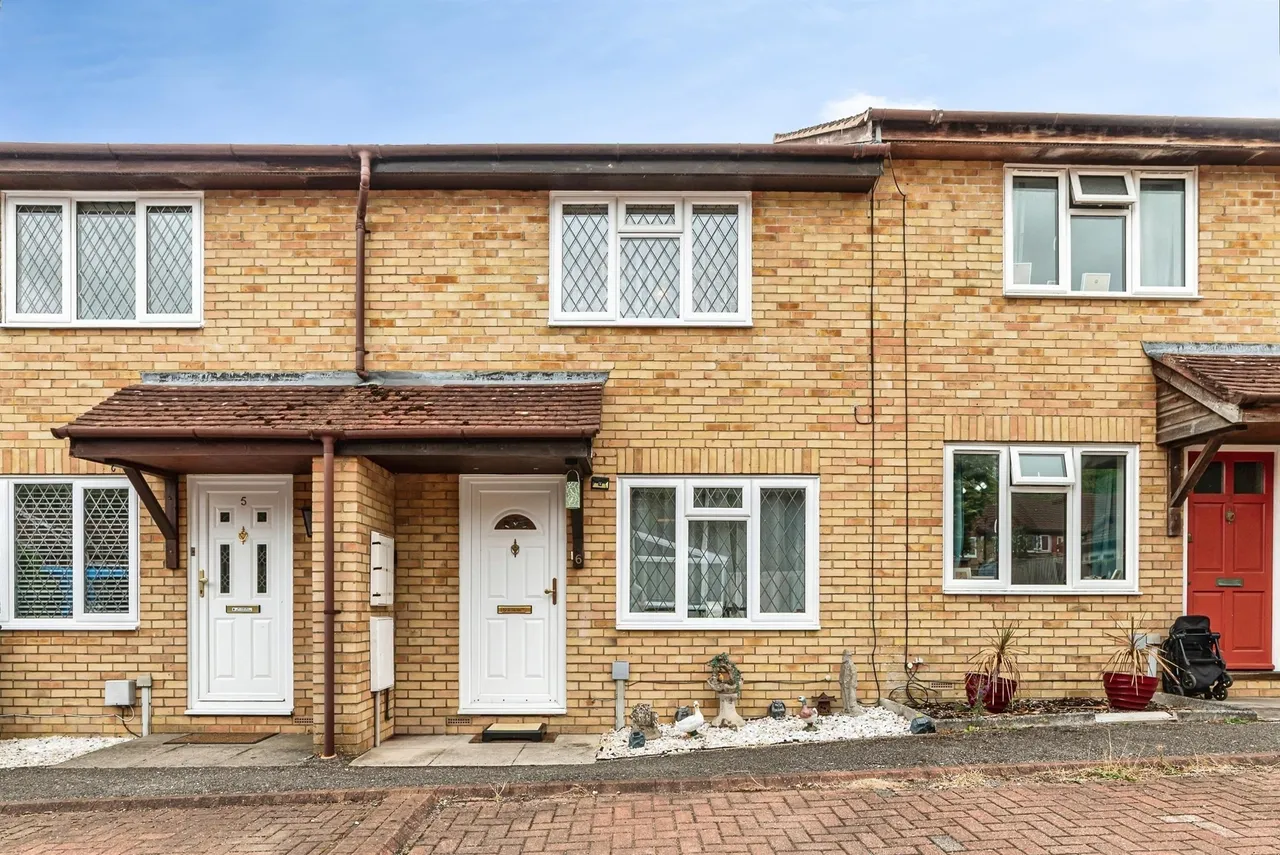 2 bed house for sale — Calleva Close, Basingstoke