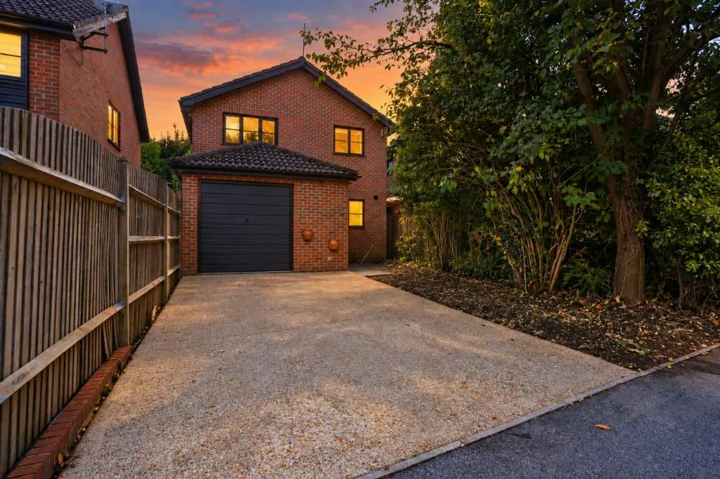 4 bed house for sale, Honeysuckle Close, Winchester, SO22