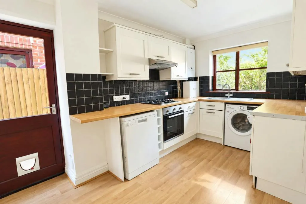 Honeysuckle Close, Winchester, SO22, photo 7