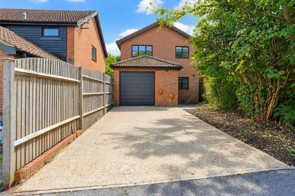 Honeysuckle Close, Winchester, SO22, photo 19