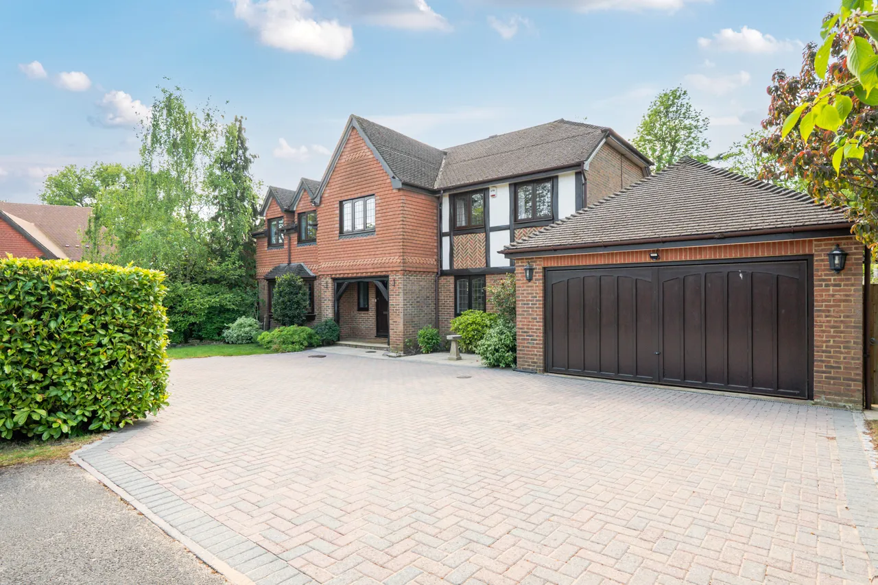 5 bed house for sale — Hill Place, Farnham Common, SL2