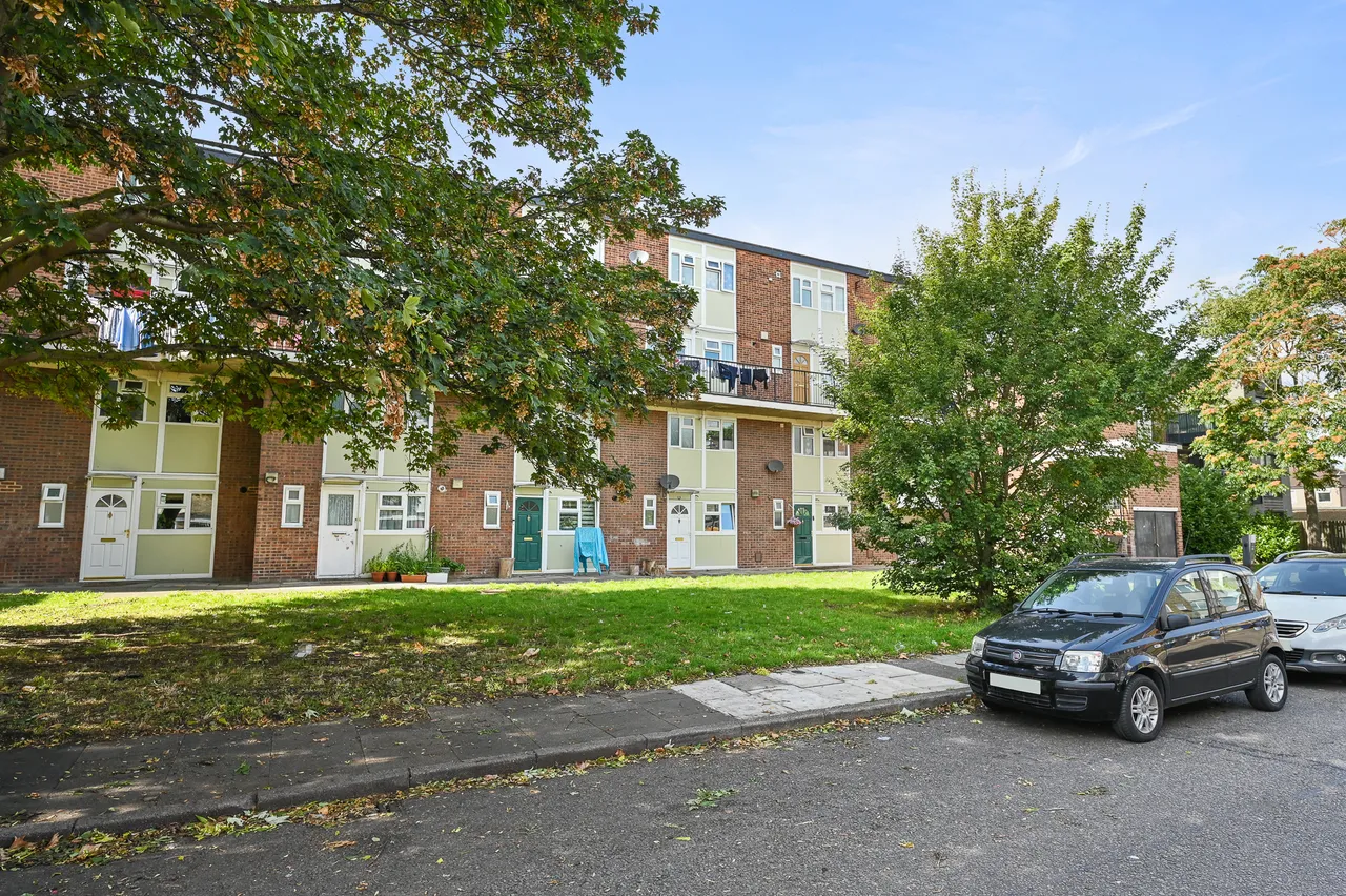 2 bed flat for sale, Swan Road, Southall, UB1
