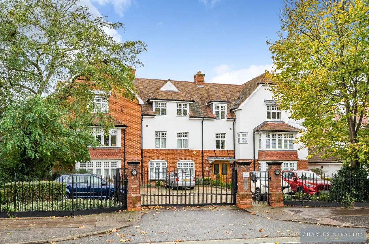 2 bed flat for sale — Highlands Apartments, Gidea Park, Essex, RM2 5EH