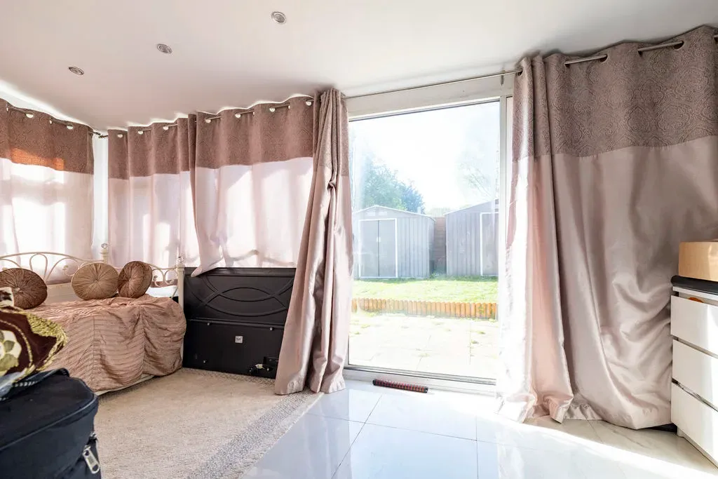 Sutherland Grove, Bletchley, Milton Keynes, Buckinghamshire, MK3 7NX, photo 10