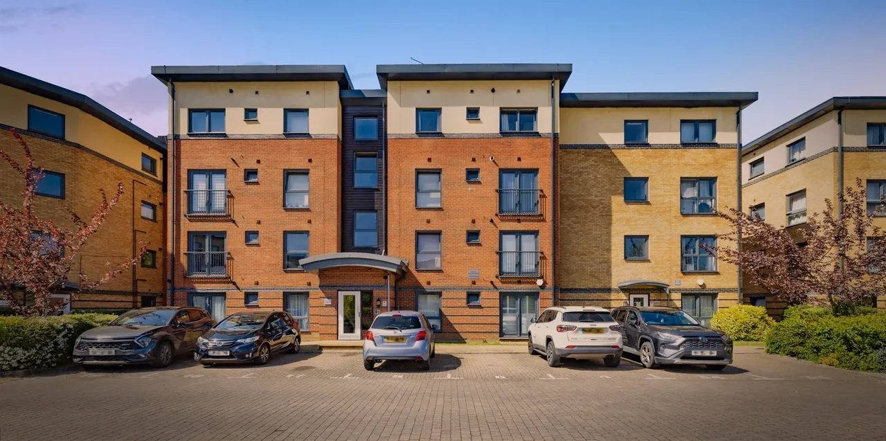 2 bed flat for sale — Raven Close, Watford