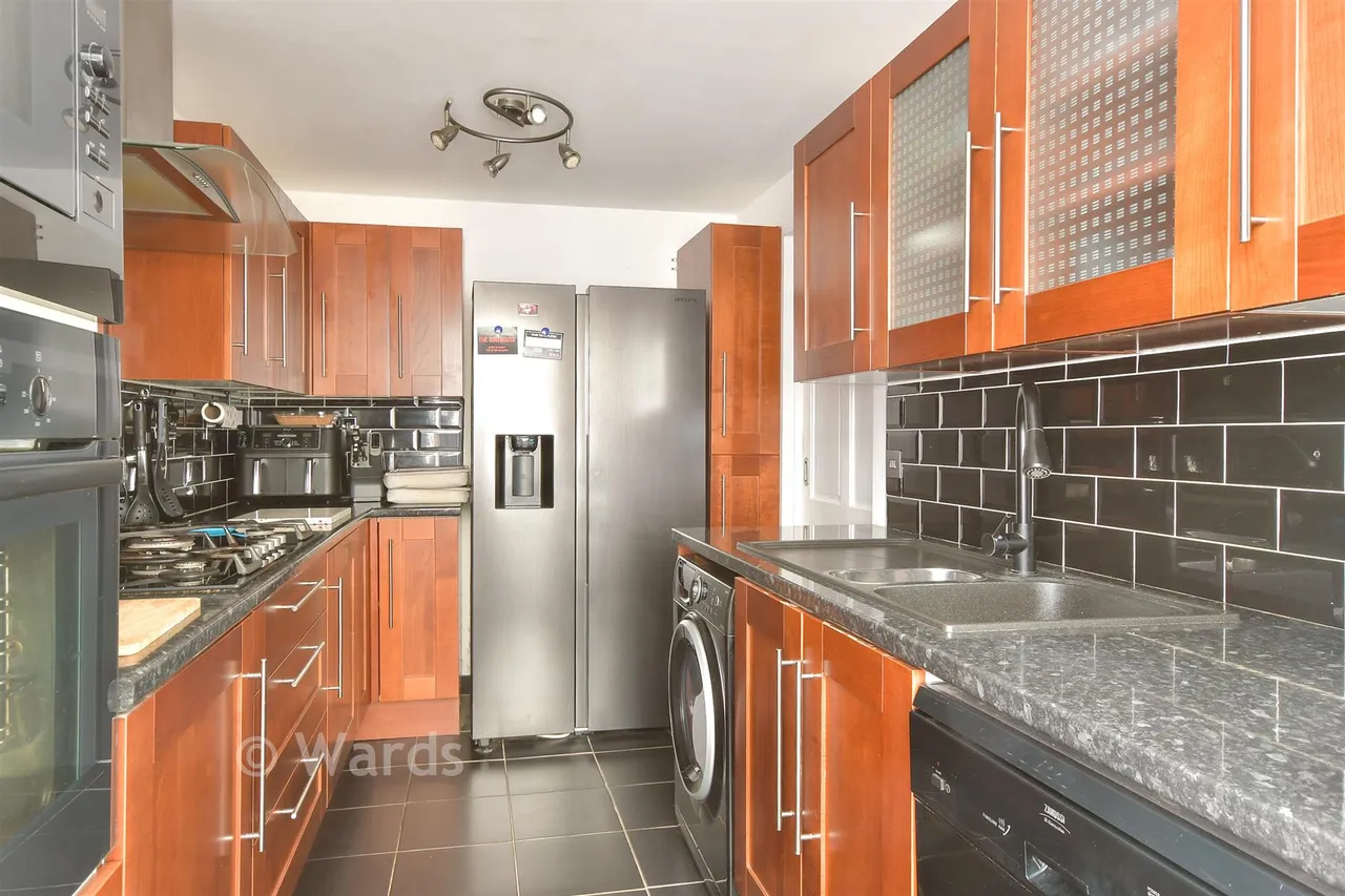 Margetts Place, Lower Upnor, ME2, photo 3