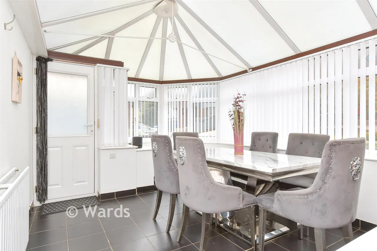 Margetts Place, Lower Upnor, ME2, photo 2