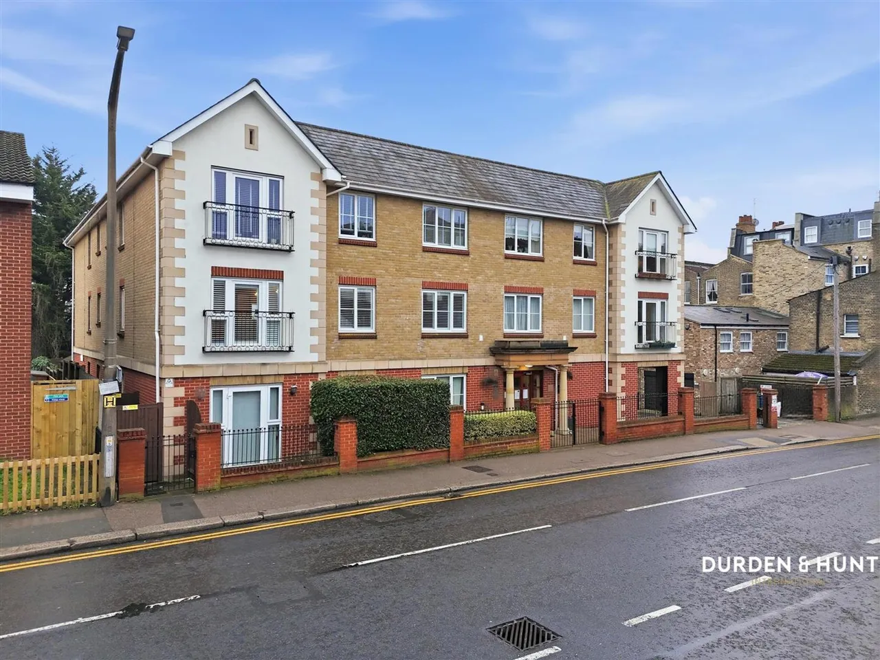 2 bed flat for sale, Victoria Road, Buckhurst Hill, IG9