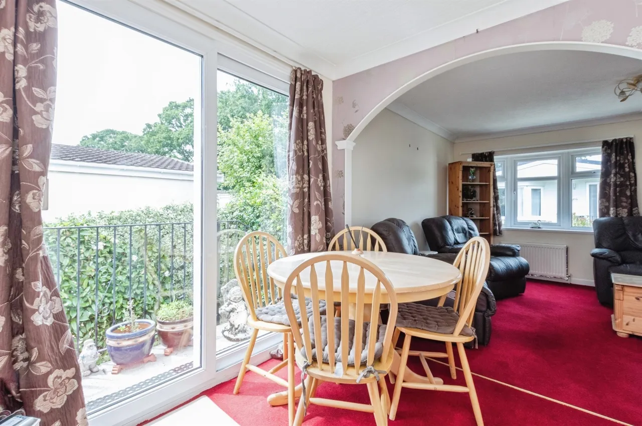 Ringwood Road, West Moors, Ferndown, photo 6