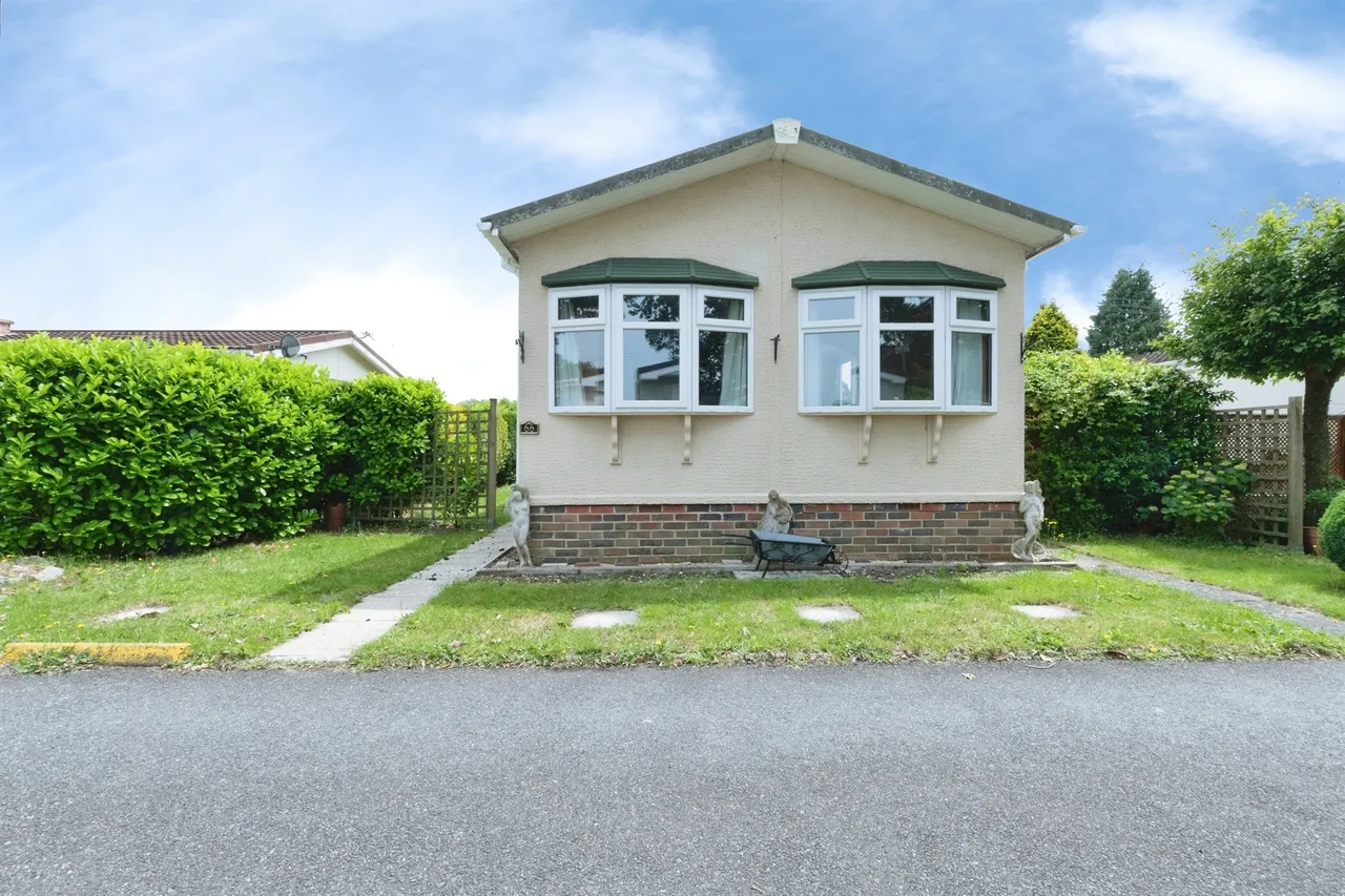 Ringwood Road, West Moors, Ferndown, photo 2