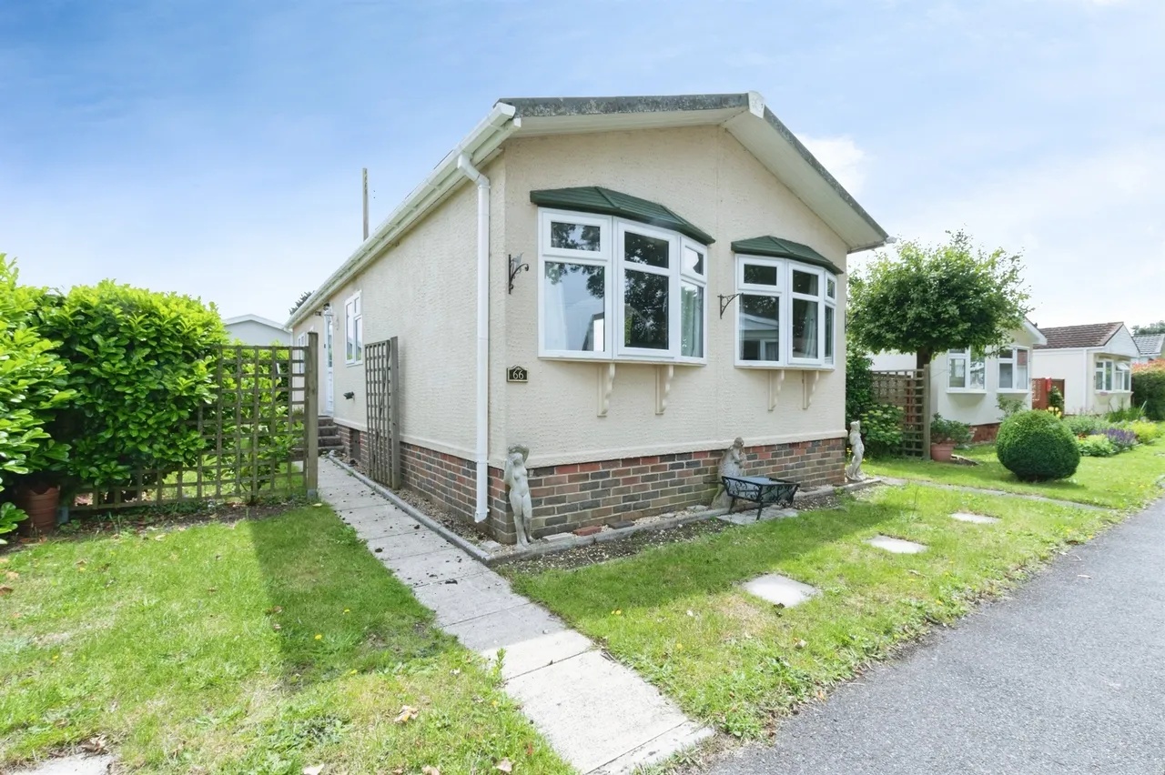 2 bed park home for sale — Ringwood Road, West Moors, Ferndown