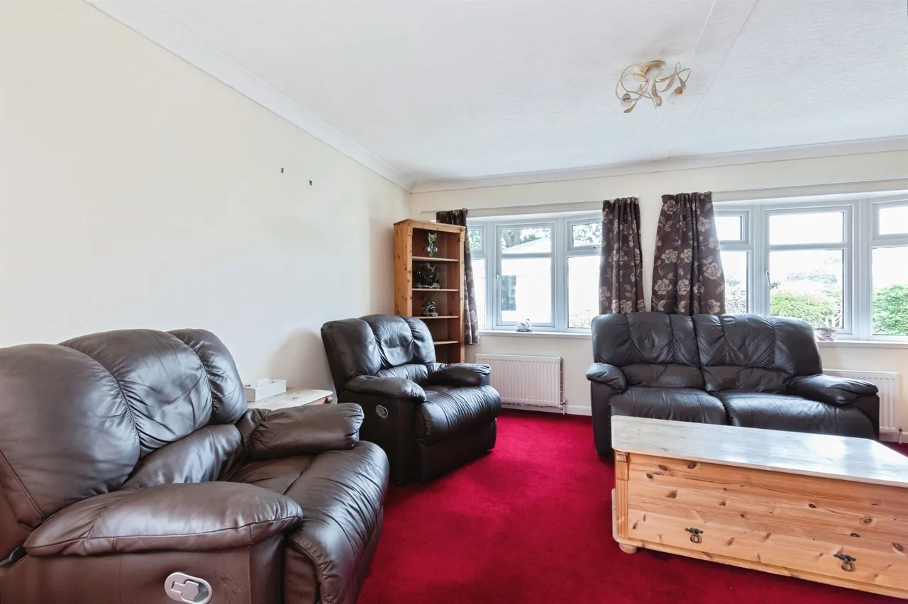 Ringwood Road, West Moors, Ferndown, photo 3