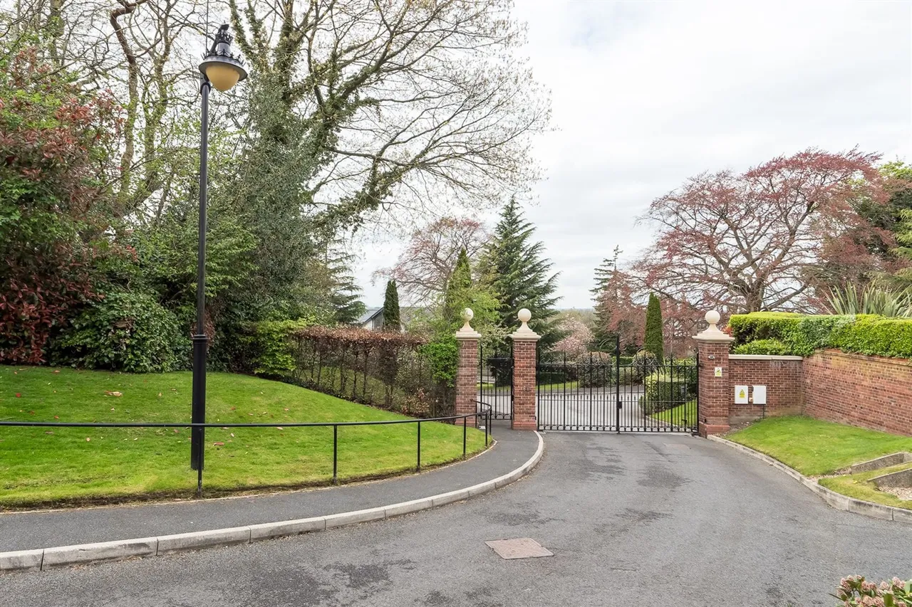Barnfield House, St. Hilarys Park, photo 3