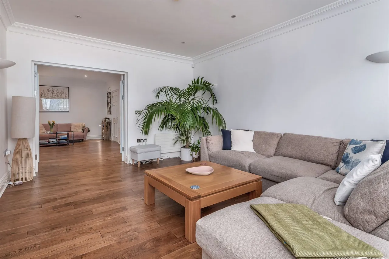 Barnfield House, St. Hilarys Park, photo 5