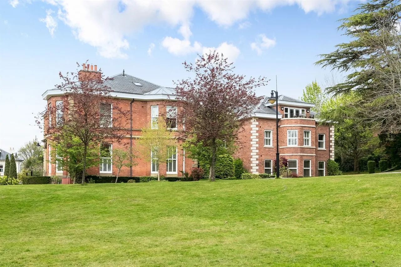 Barnfield House, St. Hilarys Park, photo 2