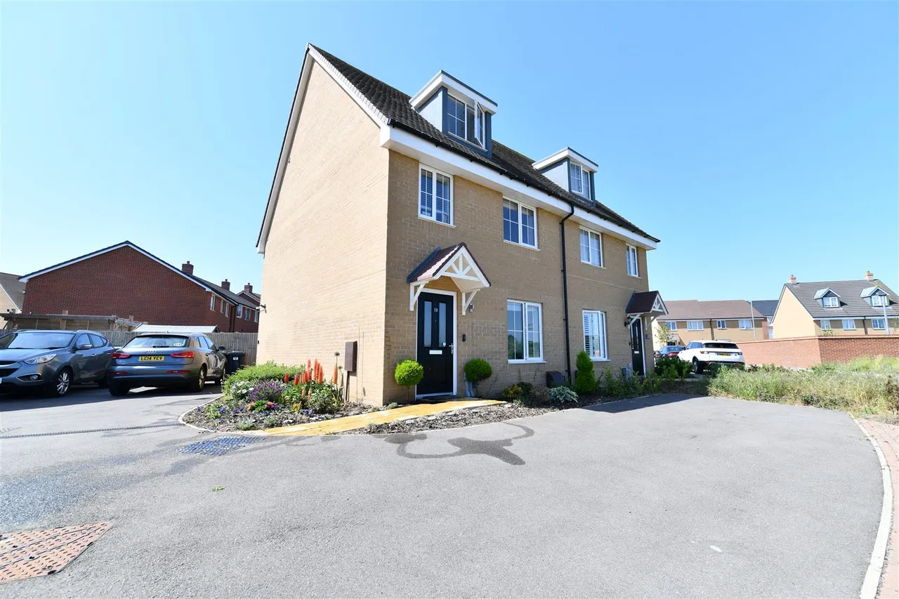 4 bed house for sale — Lily Edge, Biggleswade, Beds, SG18 8YR