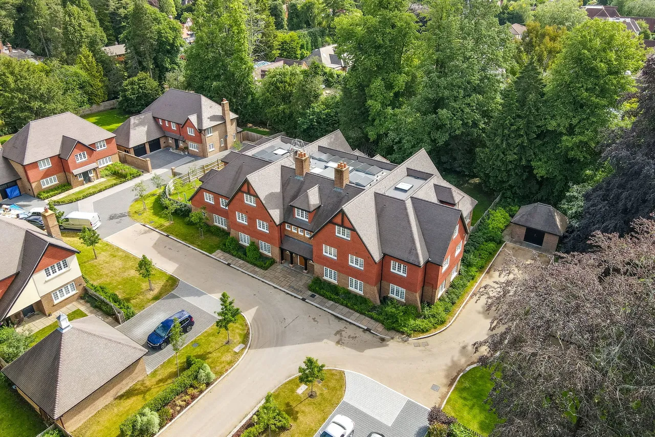 2 bed flat for sale — Chequers Lane, Walton On The Hill, Tadworth, Surrey, KT20 7QY