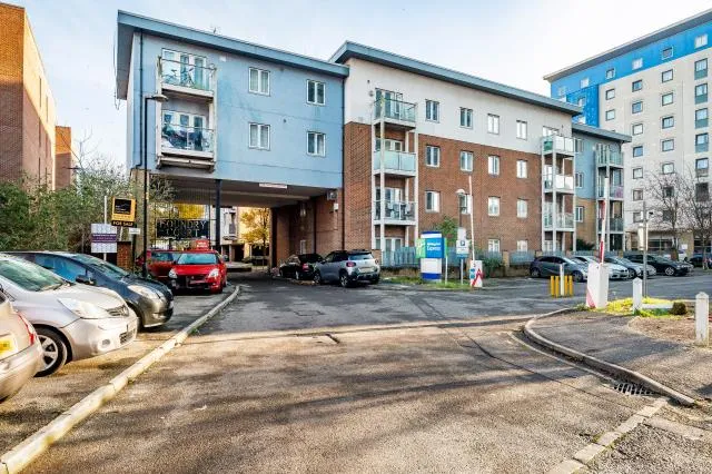 2 bed flat for sale, Mill Street, Slough, SL2