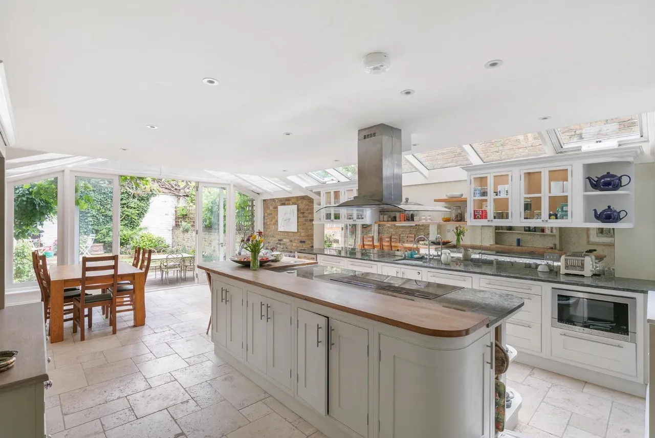 5 bed house to rent — Bovingdon Road, Fulham, London, SW6 2AP