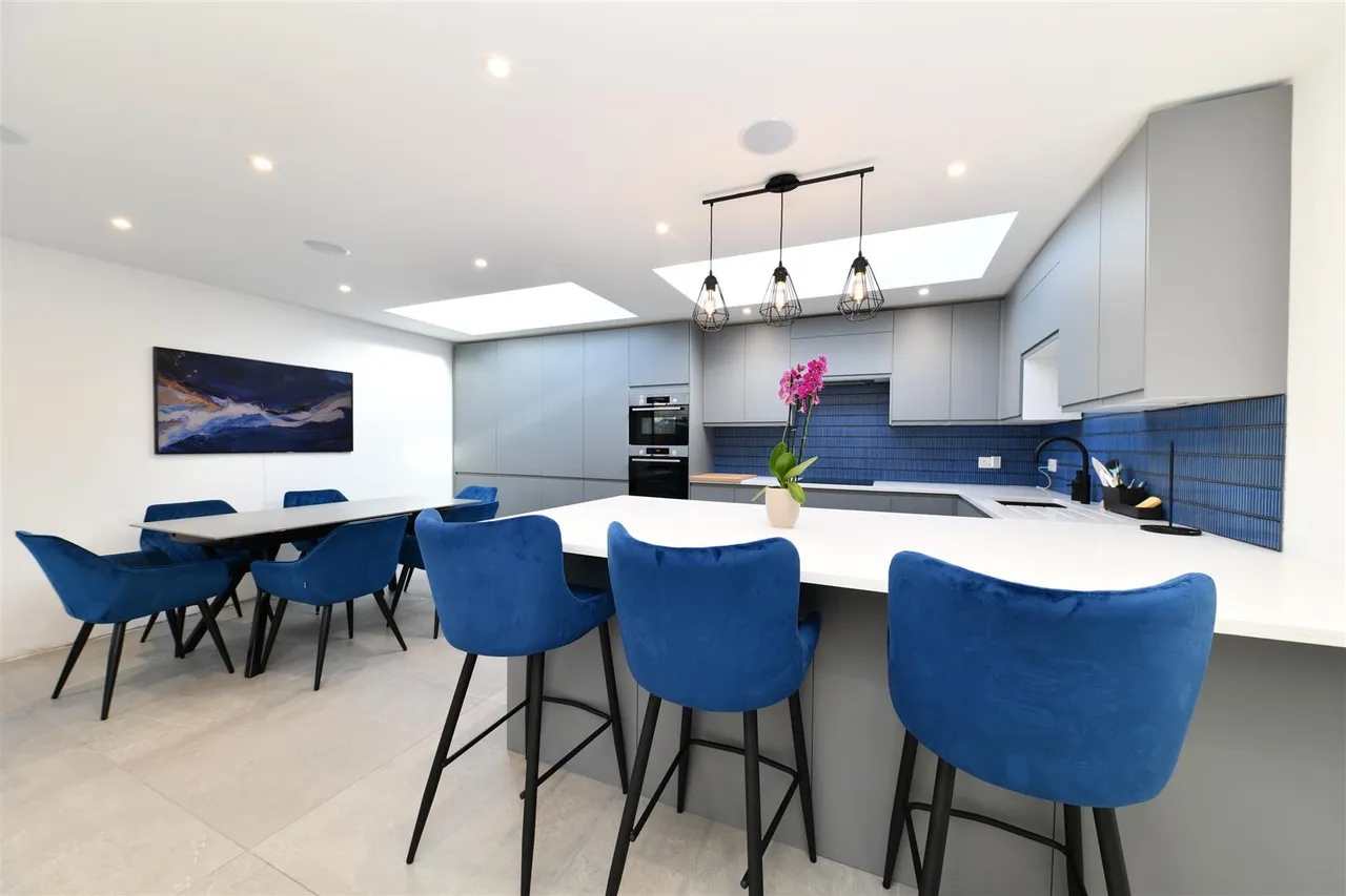 3 bed house for sale — Shephall View, Stevenage, Herts, SG1 1RR