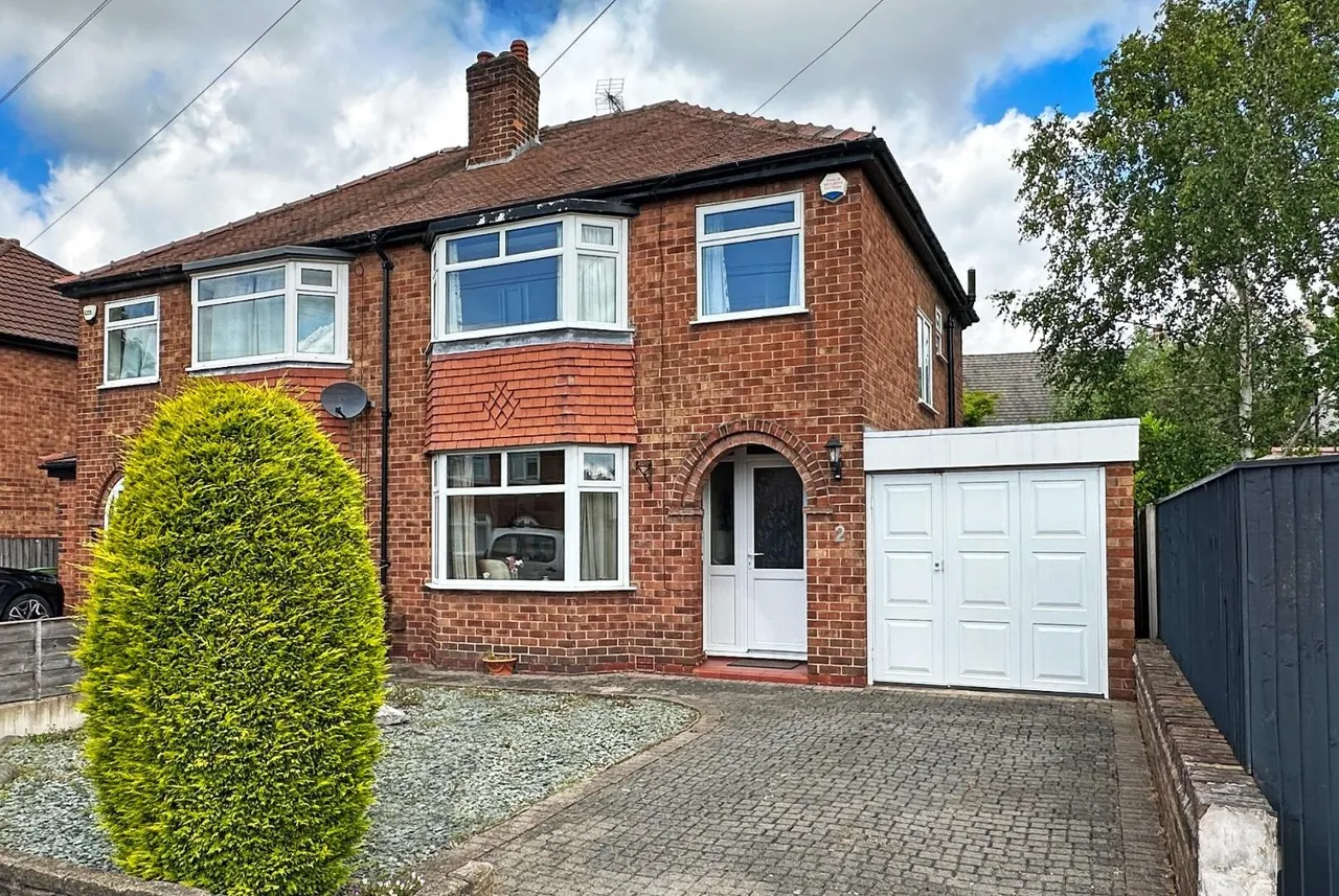 3 bed house for sale — Tulip Drive, Timperley, Cheshire WA15 6LN
