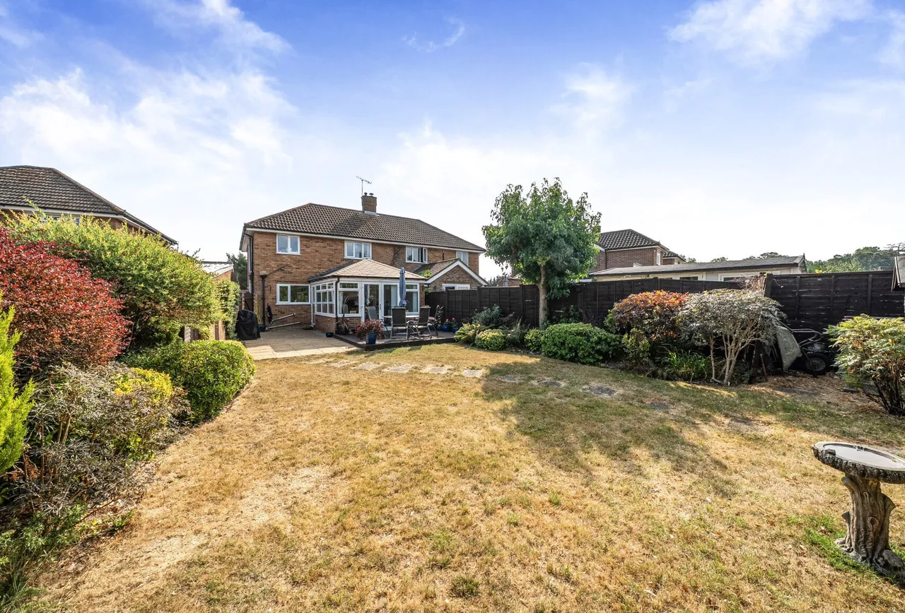 Woodside Crescent, Surrey, Smallfield, RH6 9NA, photo 5