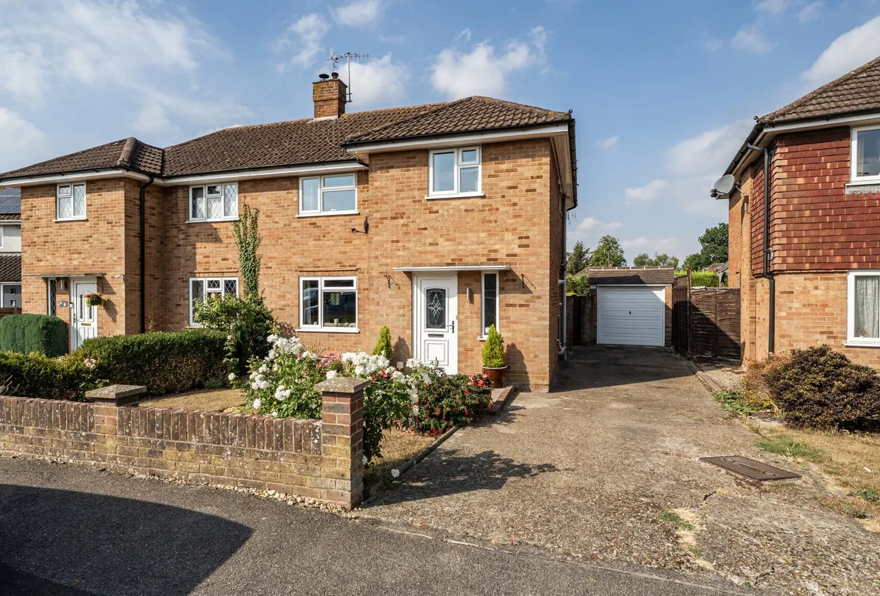 3 bed house for sale — Woodside Crescent, Surrey, Smallfield, RH6 9NA