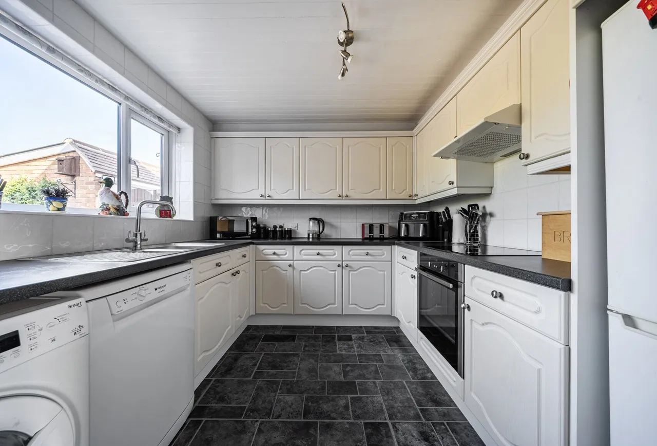 Woodside Crescent, Surrey, Smallfield, RH6 9NA, photo 15