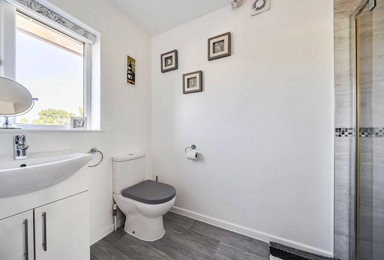 Woodside Crescent, Surrey, Smallfield, RH6 9NA, photo 9